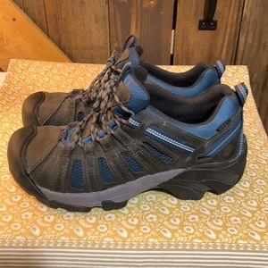 Brand new teal and gray KEEN boots… NEVER WORN!!